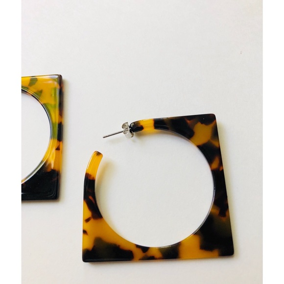 Tortoiseshell acrylic earrings - Picture 2 of 3